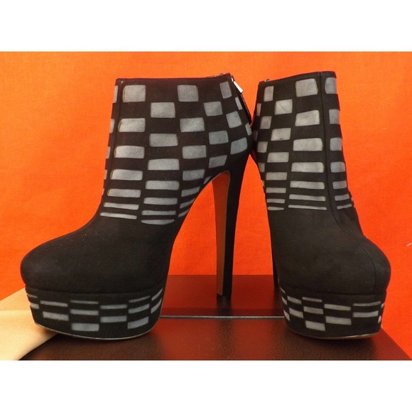 NIB ALAIA BLACK TWO TONE SUEDE LASER CUT PLATFORM BACK ZIP ANKLE BOOTS 39.5 $2K - Picture 1 of 12